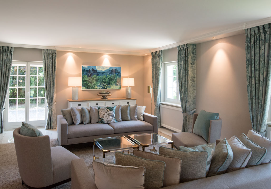 Wohnen-taupe-tuerkis Wohnzimmer Farbe Taupe couch sessel Tuerkis tischleuchten