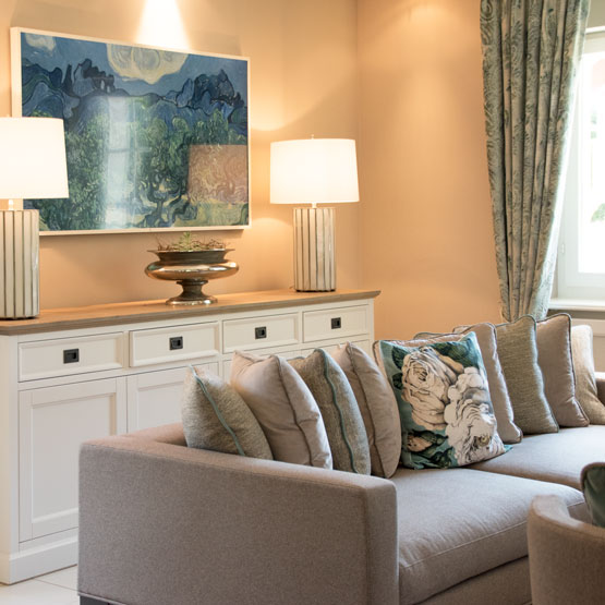 Couch Sofa Kissen Wandbild Lampen Deko