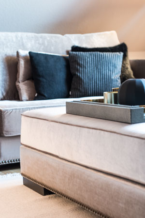 20190216-Home-Shoot-25 Wohntrends 2019 Couch samt taupe mit schwarzen kissen