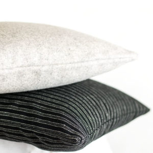 Stapel Kissen Streifen Schwarz Weiß Grau