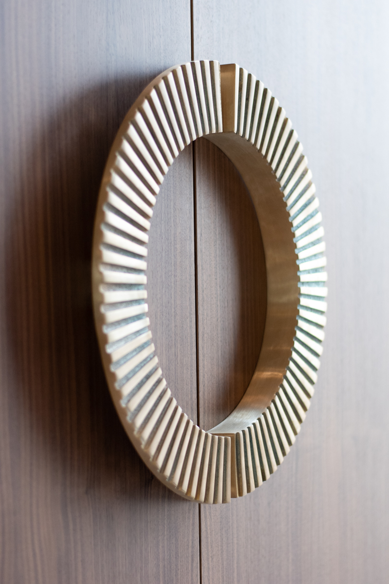 Eingang-3 Kopie Wohntrends 2019 messing griffe nussbaumtür