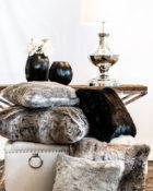 Hocker Wohnung Kissen Vasen Schwarz