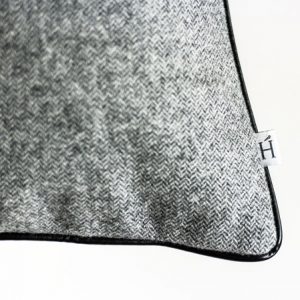 HOATÉ Kissen Ivyside Grau-Schwarz Keder Schild Leder