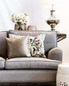 Kissen Sofa Lampe Blumen Wohnung