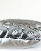 Designers Guild Kissen Latticino Dunkelgrau Muster Samt Glanz Cushion