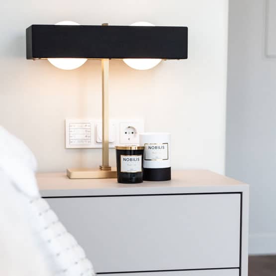 Schlafen und Bad Nachttisch mit Leuchte und Duftkerze Raumteiler Bad Schlafzimmer Nachttisch Lampe Kerzen Gold Schwarz