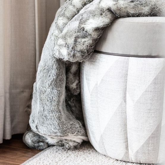 Schlafen und Bad Hocker mit Felldecke und Vorhang Raumteiler Bad Schlafzimmer Hocker Felldecke Kunstfell Grau Teppich