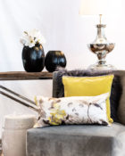 Kissen Sessel Gelb Vasen Blumen