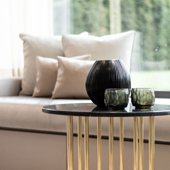 Wohnen mit Ausblick - Details lounge sofa wohnzimmer sofa Tisch Kissen Vase messing beine taupe