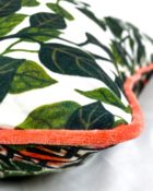 Designers Guild Kissen Bayou Fantasy Prisme Blätter Couchdeko Kissenguide mit Kissen dekorieren Kissen richtig arrangieren Dekokissen für Couch und Bett Sofa mit Kissen dekorieren