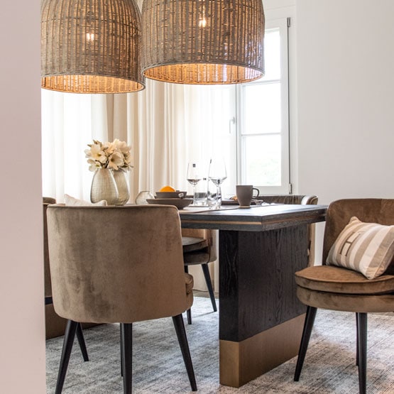 Esszimmer Einrichtungskonzept Esszimmer Tischdekoration Blumendekoration Guaxs Vase Hoaté Kissen dunkler Esstisch Inneneinrichtung Ideen Einrichtungsideen Kundenprojekt Einrichtungskonzept Interior Design Räume planen