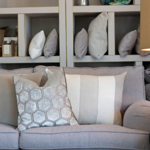 Designers Guild Deko Kissen Couchdeko Kissenguide mit Kissen dekorieren Kissen richtig arrangieren Dekokissen für Couch und Bett Sofa mit Kissen dekorieren