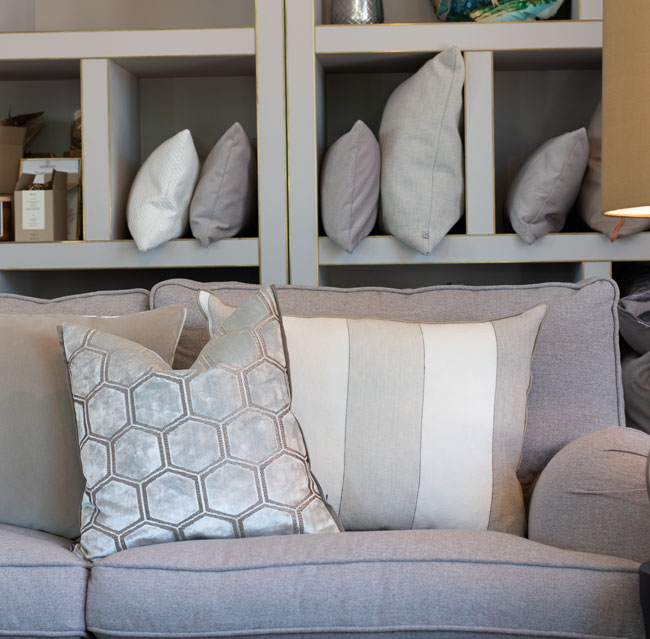 Designers Guild Deko Kissen Designers Guild Deko Kissen Couchdeko Kissenguide mit Kissen dekorieren Kissen richtig arrangieren Dekokissen für Couch und Bett Sofa mit Kissen dekorieren