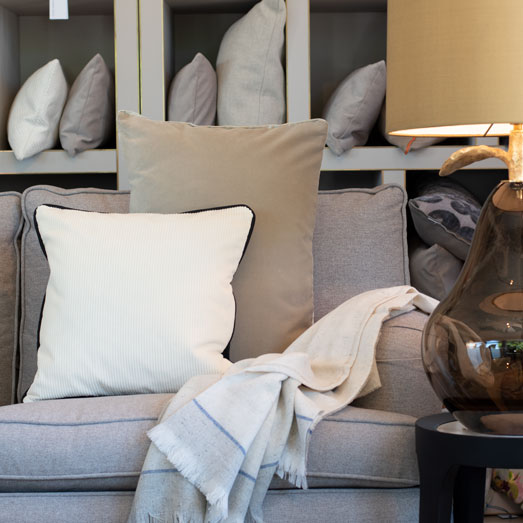 Designers Guild Deko Kissen Designers Guild Deko Kissen Couchdeko Kissenguide mit Kissen dekorieren Kissen richtig arrangieren Dekokissen für Couch und Bett Sofa mit Kissen dekorieren