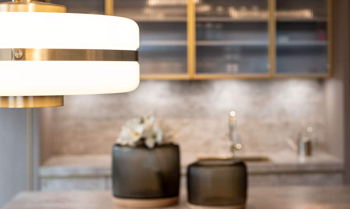 Showroom Einrichtungskonzept Küche Vasen Leuchte Hängeleuchte