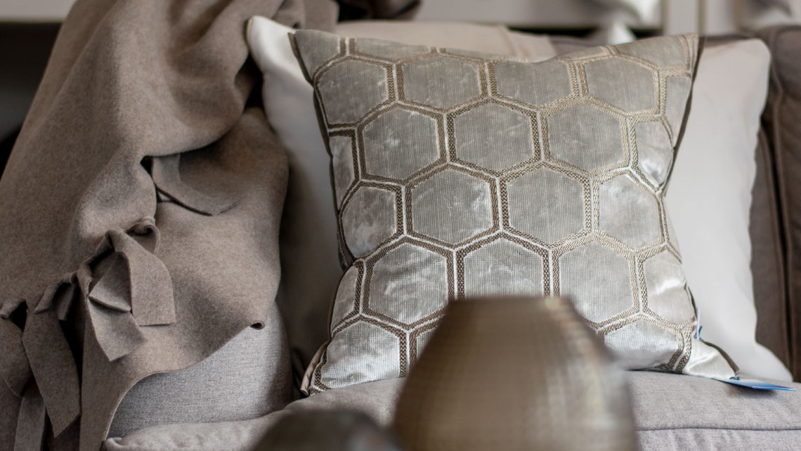 Designers Guild Online Shop mit eleganten Kissen und Decken Designers Guild Deko Kissen Manipur Oyster