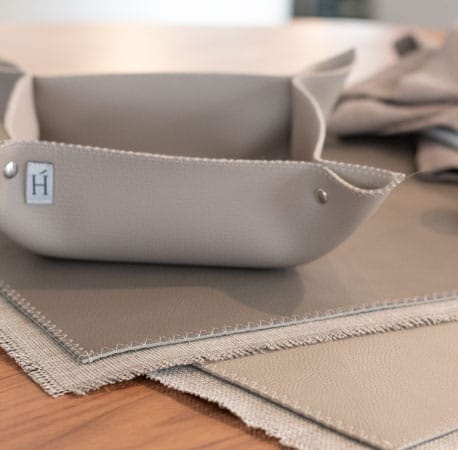 HOATÉ Kunstleder Tablett & Aufbewahrungskörbchen Matara Dove gedeckter Tisch HOATÉ Kunstleder Tablett & Aufbewahrungskörbchen Matara Dove Accessoires Esszimmer Aufbewahrung Kunstleder Taupe