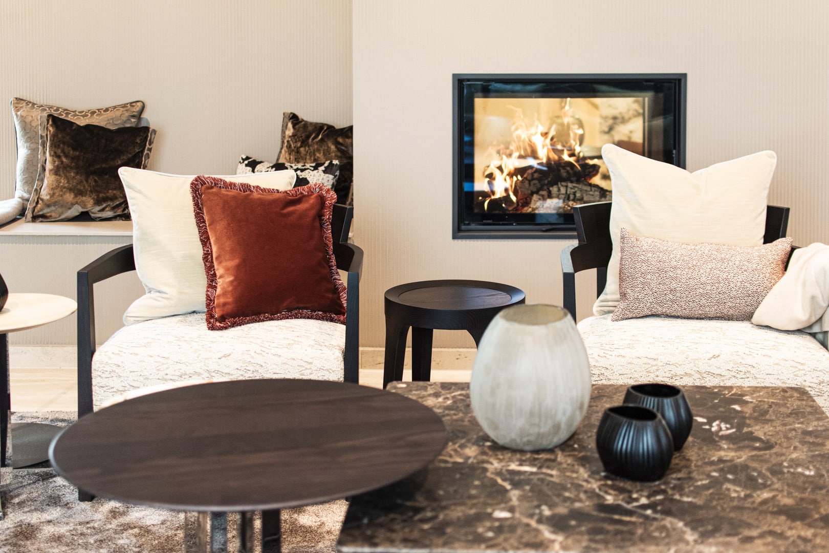 20240426 Vorauswahl_-4 Wohnung einrichten in neutralen Raum in beige mit Kamin Sessel Kissen