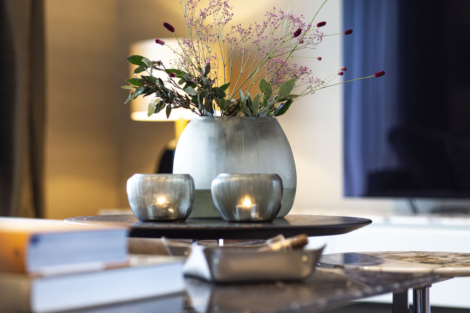 Kerzenlicht Gemütliches Wohnzimmer einrichten teelichter und vasen auf couchtisch