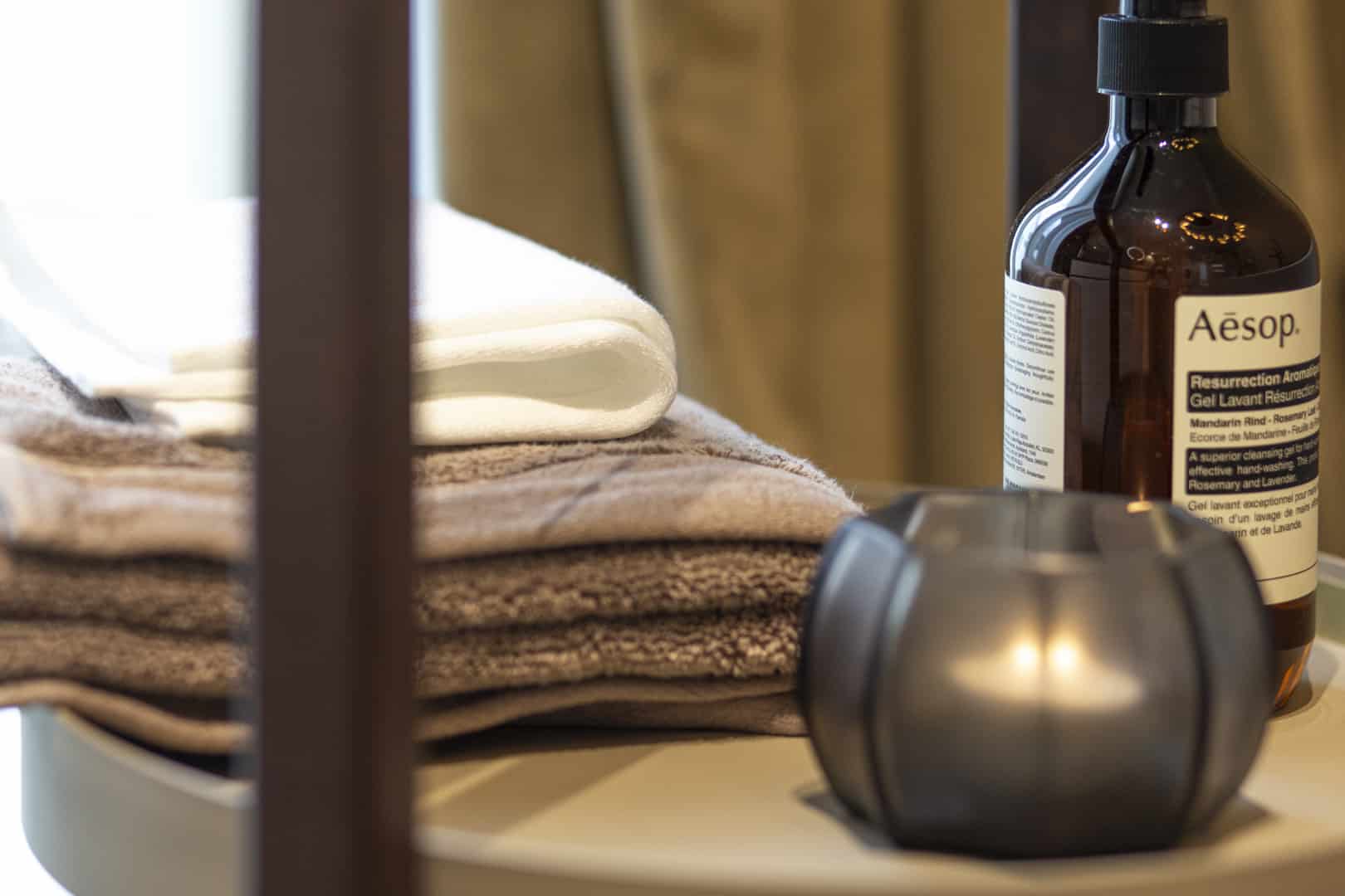 Hordzewitz-588 Gemütliches Wohnzimmer einrichten mit teelichtern im badezimmer mit handtüchern