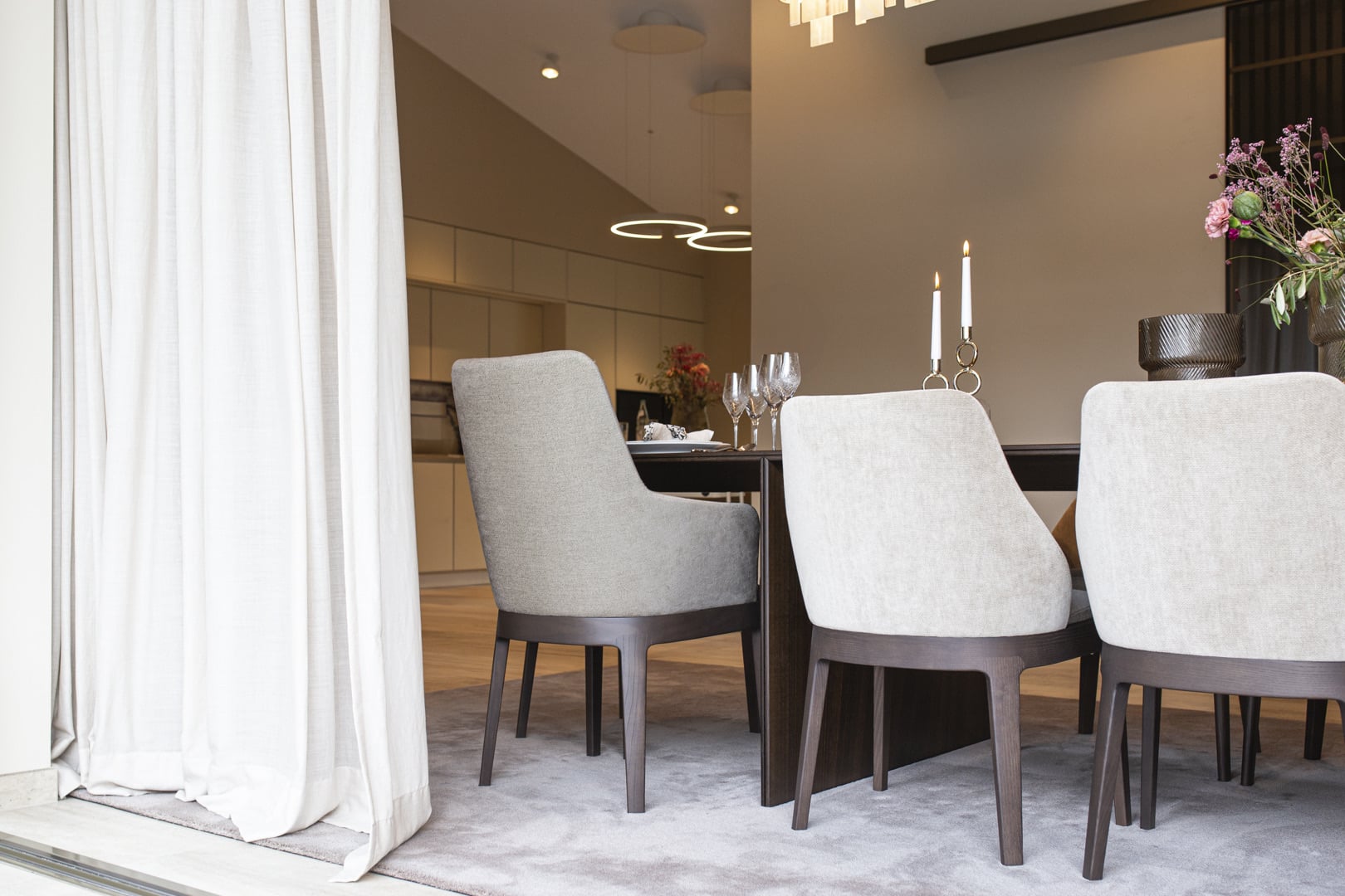 Esstisch gedeckt Gemütliches Wohnzimmer einrichten esstisch mit tischwäsche und geschirr