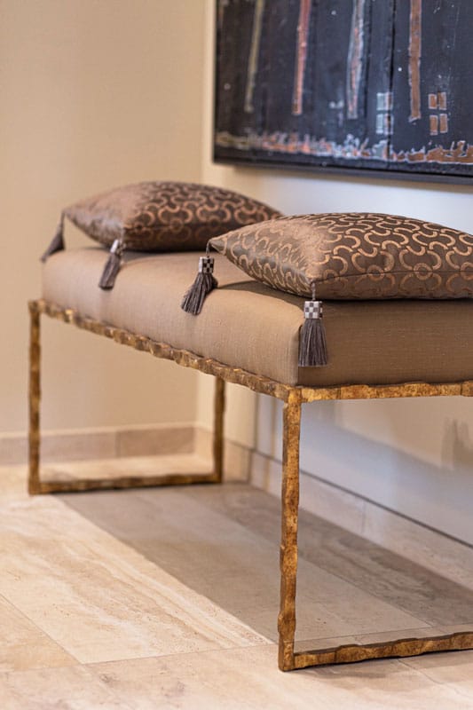 Detail-EIngang-Bank Wohnung einrichten mit hochwertigen möbeln