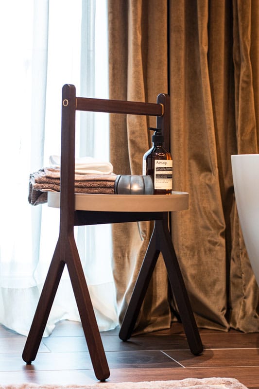 Detail-bad-Tischchen Wohnung einrichten mit accessoires und deko