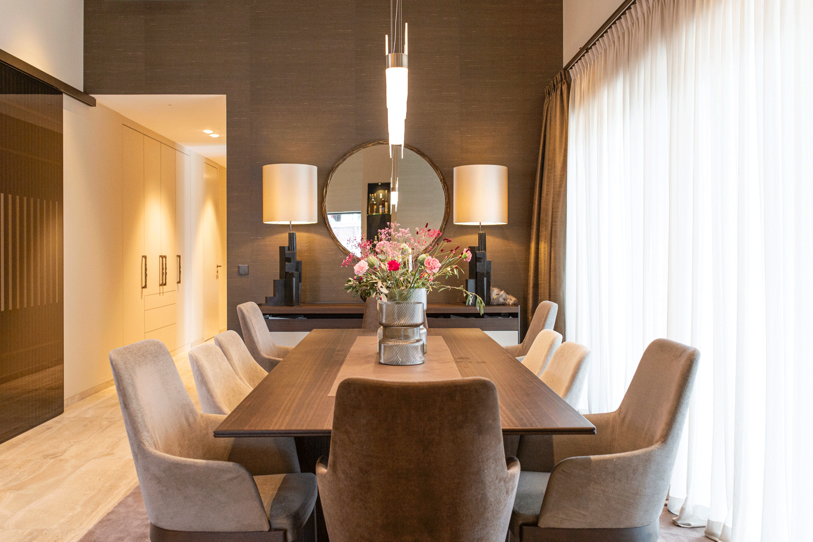 Essen-laengs Wohnung einrichten Esszimmer in Taupe