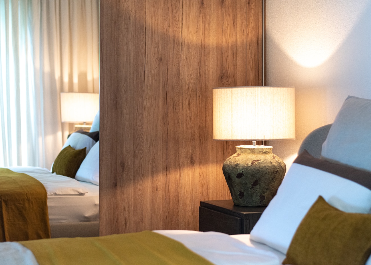 Fewo CH Einrichtung für Ferienwohnungen schafzimmer gelb holz