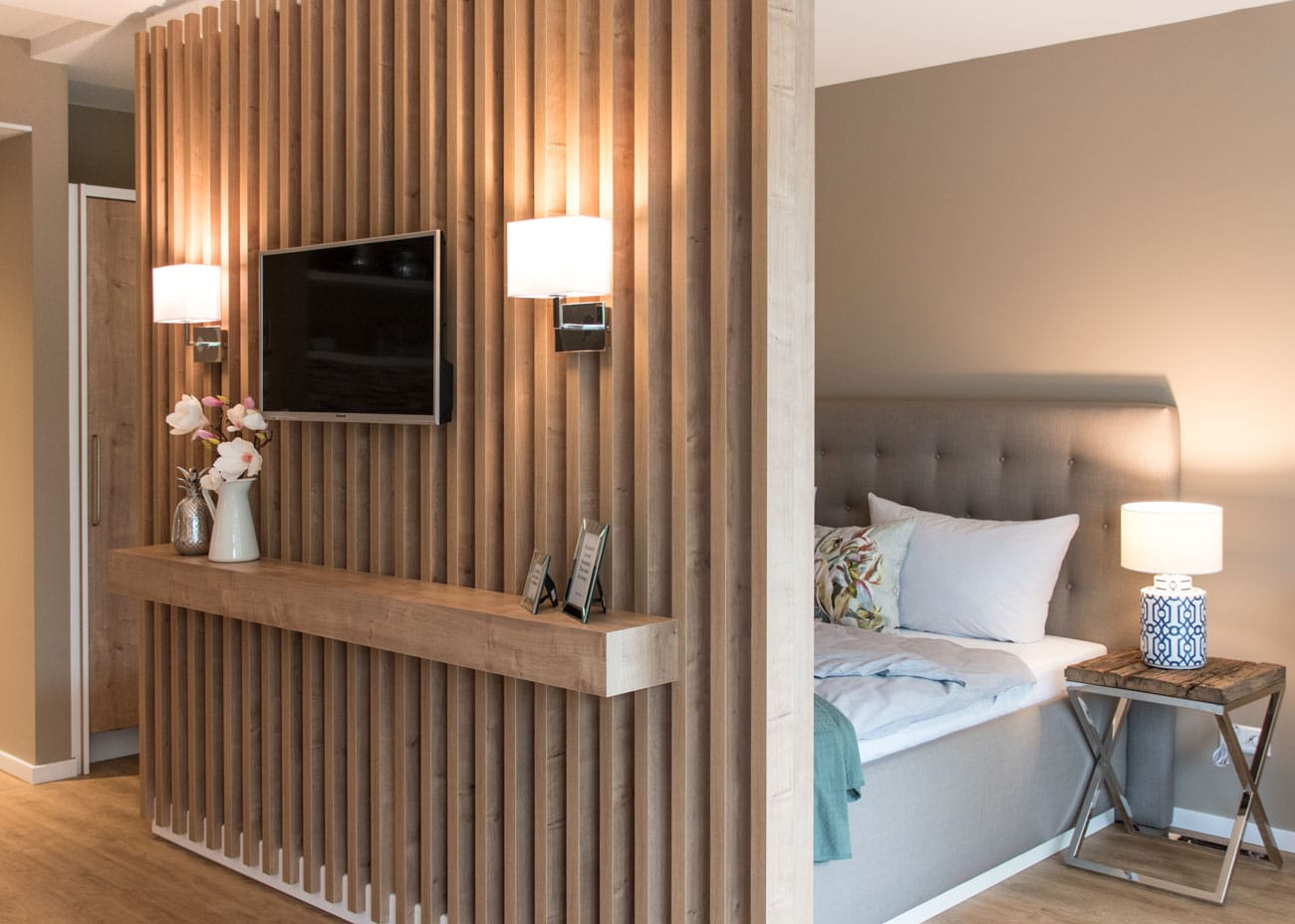 Fewo Kiza Camp Einrichtung für Ferienwohnungen raumteiler holz mit bett