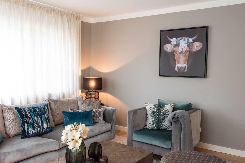 Einrichtung Wohnung couch mit grauer wand