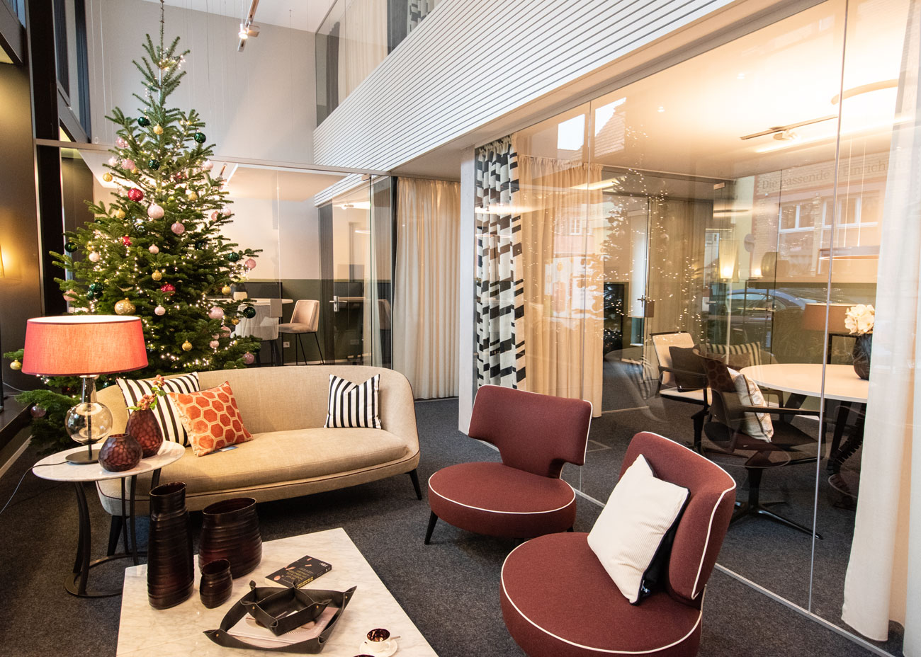 Portfolio1-DSC_0165 Büro einrichten kundenlounge sessel eleuchten